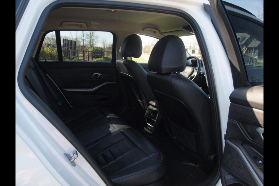 BMW 3 Serie Touring 320e Business Edition Plus | 19 Inch Velgen | Trekhaak | Laser Led koplampen | NL-Auto |