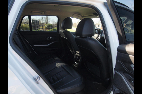 BMW 3 Serie Touring 320e Business Edition Plus | 19 Inch Velgen | Trekhaak | Laser Led koplampen | NL-Auto |