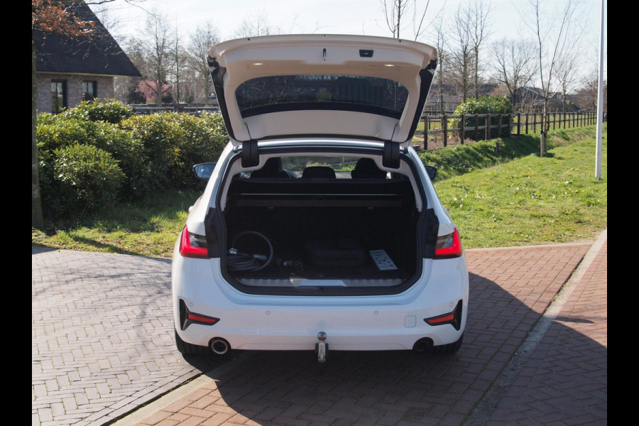 BMW 3 Serie Touring 320e Business Edition Plus | 19 Inch Velgen | Trekhaak | Laser Led koplampen | NL-Auto |