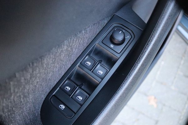 Škoda SCALA 116PK TSI Automaat Business Ed. Matrix-LED/Trekhaak/Pano-dak/Stoelverwarming/Navigatie