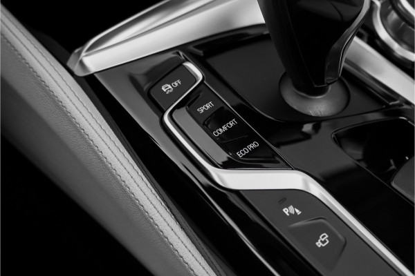 BMW 5 Serie Touring 540i xDrive High Ex M-Sport Speciale Kleur Stoelvent H/K 360° 20"