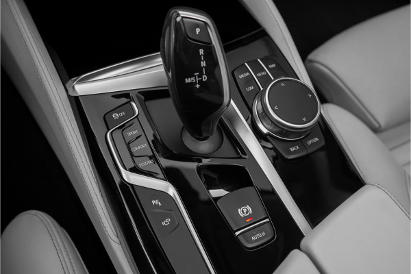BMW 5 Serie Touring 540i xDrive High Ex M-Sport Speciale Kleur Stoelvent H/K 360° 20"