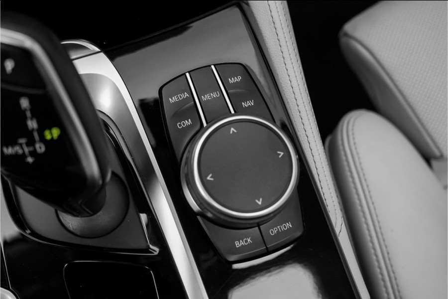 BMW 5 Serie Touring 540i xDrive High Ex M-Sport Speciale Kleur Stoelvent H/K 360° 20"