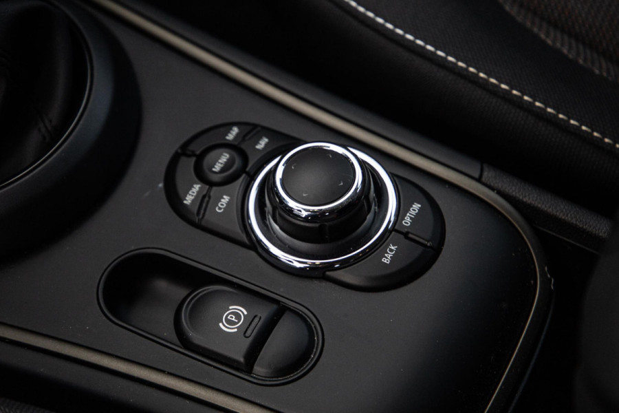 MINI Countryman 1.5 Cooper S E ALL4 Essential CAMERA / NAVI / CARPLAY / AIRCO / ZWART / STOELVERWARMING