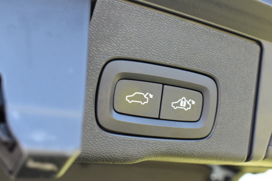 Volvo XC60 T8 AWD 390PK Plug-in Hybrid Inscription | Trekhaak | Panodak | Stoel-Stuur verwarming | ACC | All season |