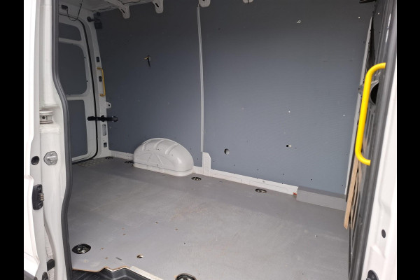 Volkswagen Crafter 35 2.0 TDI L3H3 Highline AUTOMAAT / STANDKACHEL / TREKHAAK / CARPLAY / NAVI