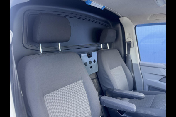 Volkswagen Transporter 2.0 TDI L2H1 30 Comfortline AIRCO / CRUISE CONTROLE / NAVI / CARPLAY / VERLAAGD