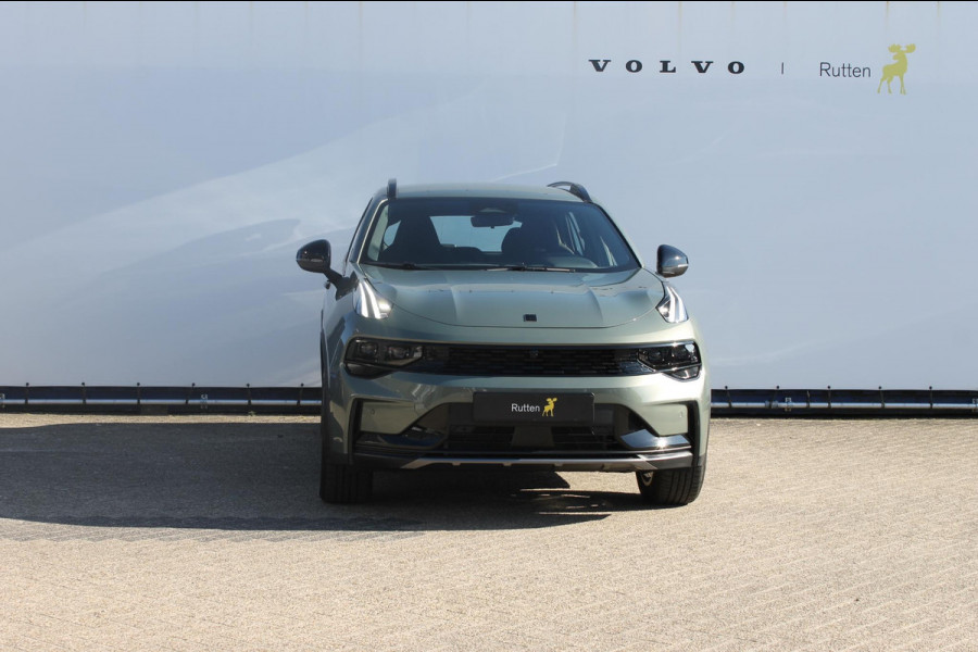 Lynk & Co 01 276PK Automaat Core / Adaptieve cruise control / Stoel - en stuurwielverarming / Parkeersensoren met camera / Apple carplay / Trekhaak / Metallic lak / 19" lichtmetalen velgen