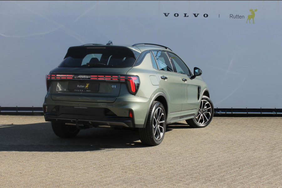 Lynk & Co 01 276PK Automaat Core / Adaptieve cruise control / Stoel - en stuurwielverarming / Parkeersensoren met camera / Apple carplay / Trekhaak / Metallic lak / 19" lichtmetalen velgen