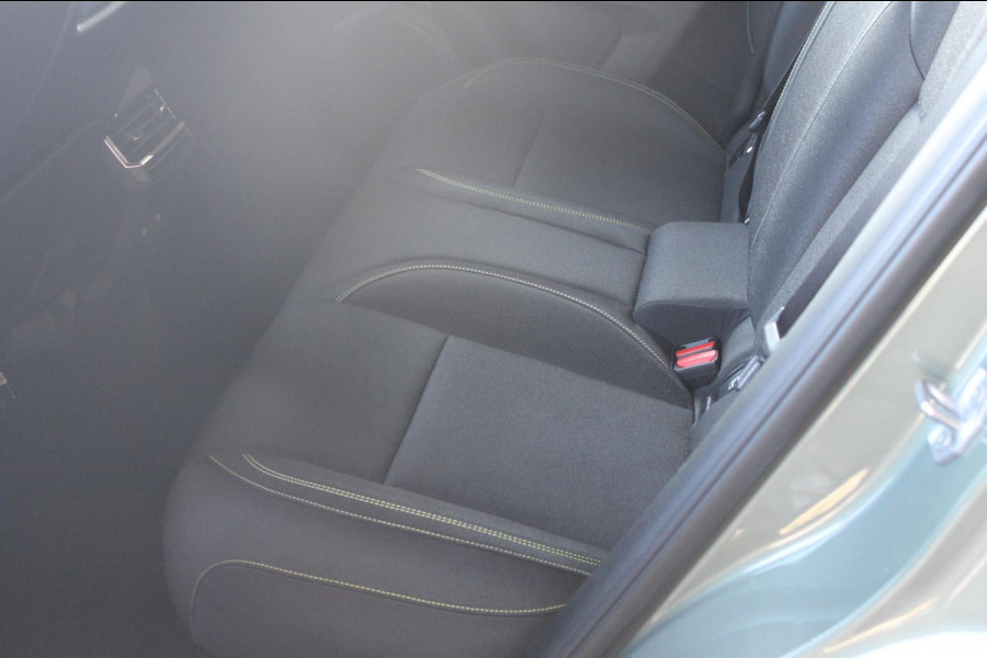 Lynk & Co 01 276PK Automaat Core / Adaptieve cruise control / Stoel - en stuurwielverarming / Parkeersensoren met camera / Apple carplay / Trekhaak / Metallic lak / 19" lichtmetalen velgen