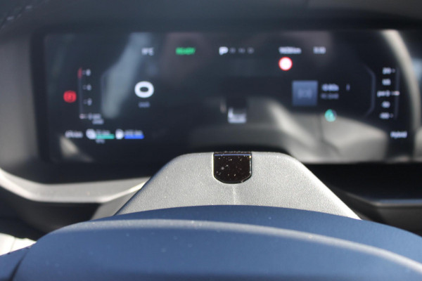 Lynk & Co 01 276PK Automaat Core / Adaptieve cruise control / Stoel - en stuurwielverarming / Parkeersensoren met camera / Apple carplay / Trekhaak / Metallic lak / 19" lichtmetalen velgen