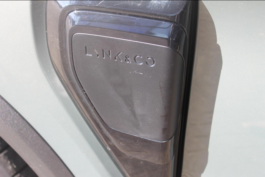 Lynk & Co 01 276PK Automaat Core / Adaptieve cruise control / Stoel - en stuurwielverarming / Parkeersensoren met camera / Apple carplay / Trekhaak / Metallic lak / 19" lichtmetalen velgen