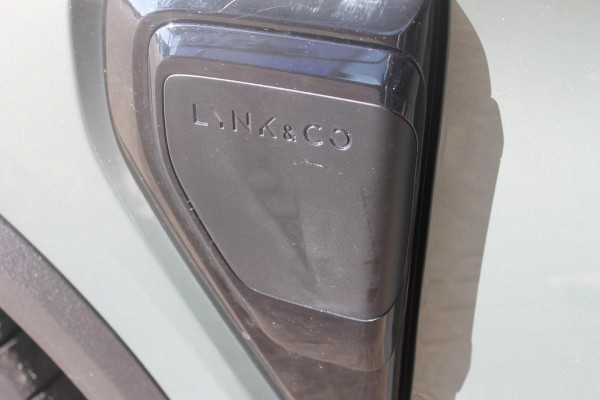 Lynk & Co 01 276PK Automaat Core / Adaptieve cruise control / Stoel - en stuurwielverarming / Parkeersensoren met camera / Apple carplay / Trekhaak / Metallic lak / 19" lichtmetalen velgen