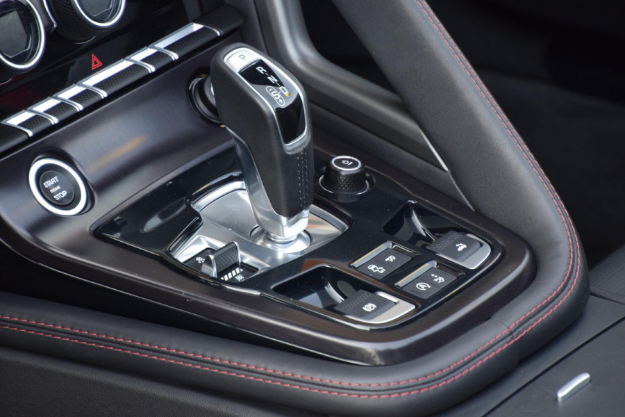 Jaguar F-Type 2.0T Chequered Flag