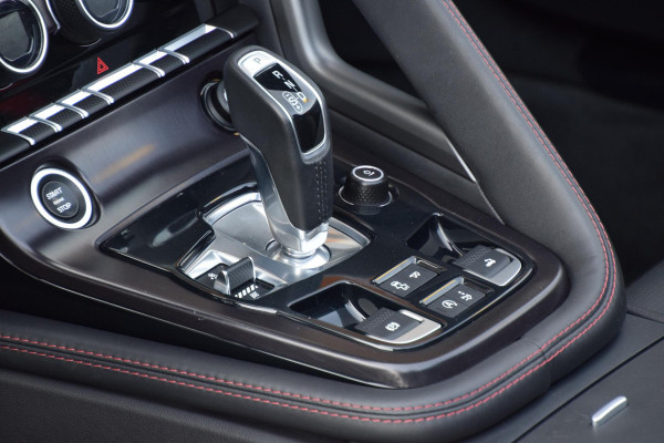 Jaguar F-Type 2.0T Chequered Flag