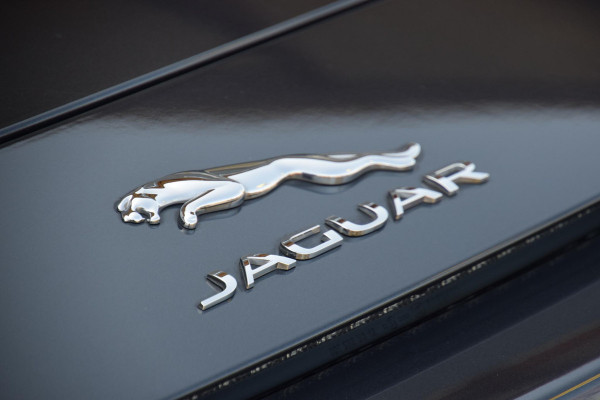 Jaguar F-Type 2.0T Chequered Flag