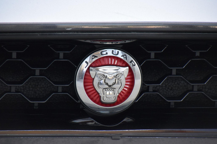 Jaguar F-Type 2.0T Chequered Flag