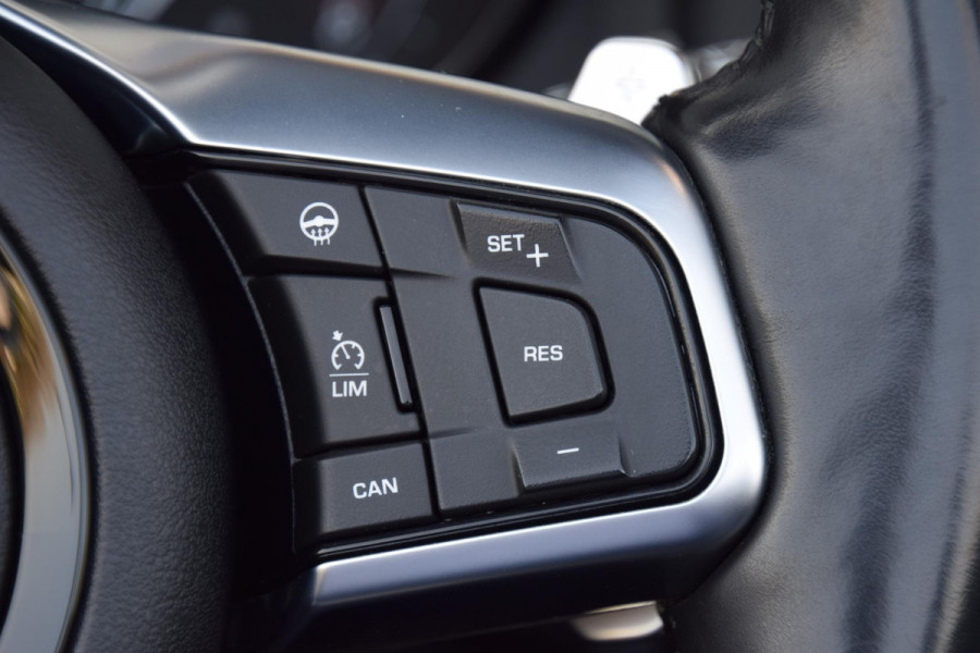 Jaguar F-Type 2.0T Chequered Flag