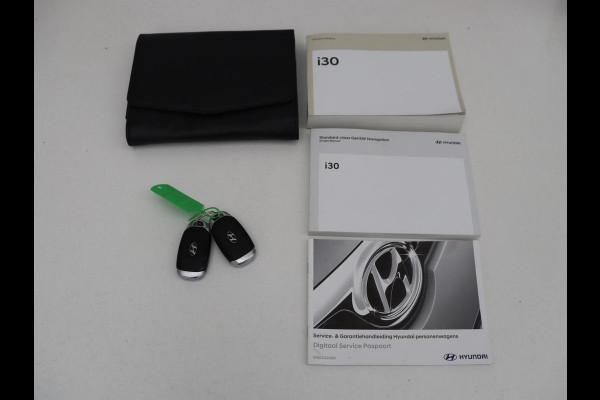 Hyundai i30 1.5 T-GDi MHEV Premium | Stoelventilatie | Leder | Trekhaak | Camera | Carplay | Stoelverwarming | Keyless | Full LED | Navigatie | Cruise control | Dodehoek detectie | Climate control