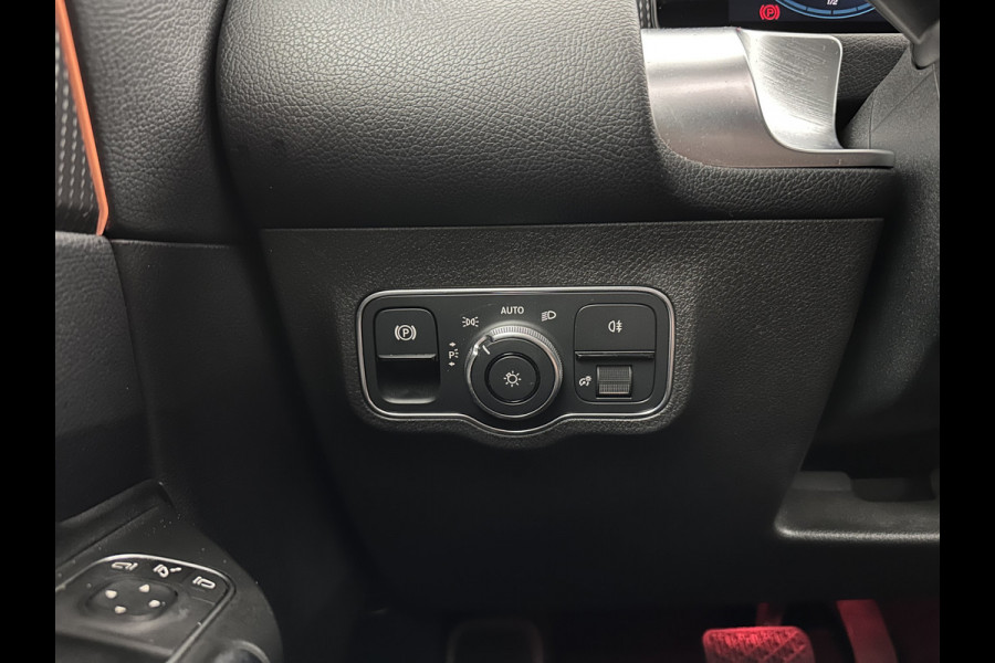 Mercedes-Benz Glb 200 Business Solution Luxury (INCL-BTW) *PANO | LEATHER | FULL-LED | AMBIENTLIGHT | HEATED-SPORTSEATS | WIDESCREEN-DIGICOCKPIT | DAB+ | NAVI-FULLMAP | CAMERA | PRIVACYGLASS | LANE-ASSIST | DYNAMIC-SELECT | 18'