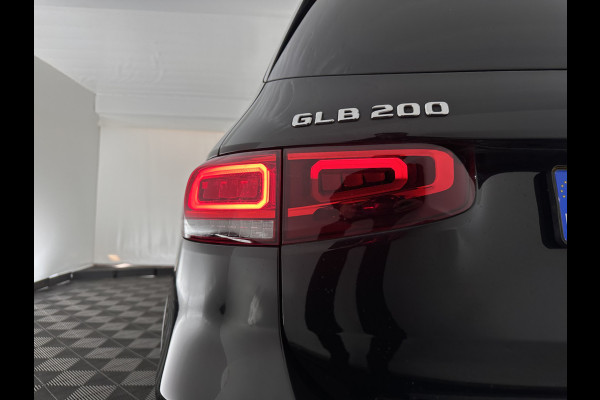 Mercedes-Benz Glb 200 Business Solution Luxury (INCL-BTW) *PANO | LEATHER | FULL-LED | AMBIENTLIGHT | HEATED-SPORTSEATS | WIDESCREEN-DIGICOCKPIT | DAB+ | NAVI-FULLMAP | CAMERA | PRIVACYGLASS | LANE-ASSIST | DYNAMIC-SELECT | 18'