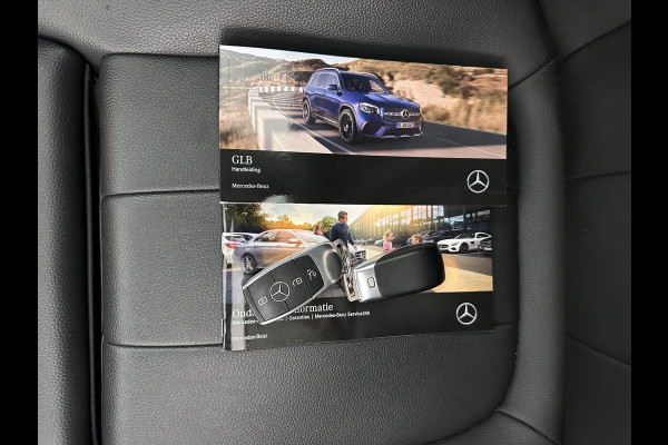Mercedes-Benz Glb 200 Business Solution Luxury (INCL-BTW) *PANO | LEATHER | FULL-LED | AMBIENTLIGHT | HEATED-SPORTSEATS | WIDESCREEN-DIGICOCKPIT | DAB+ | NAVI-FULLMAP | CAMERA | PRIVACYGLASS | LANE-ASSIST | DYNAMIC-SELECT | 18'