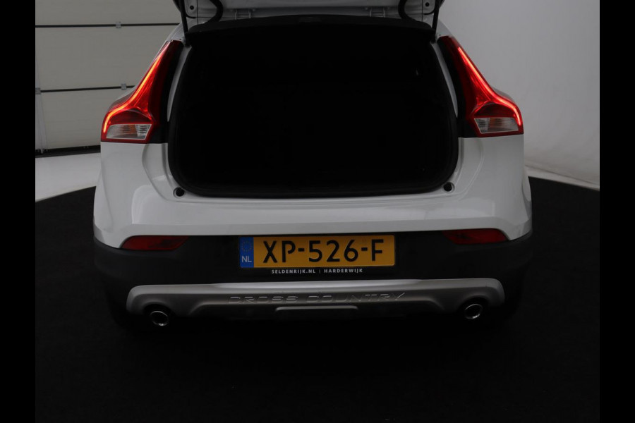 Volvo V40 Cross Country 1.5 T3 Polar+ Luxury | Panoramadak | Leder | Trekhaak | Harman/Kardon | Stoelverwarming | Camera | Keyless | Full LED | Park Assist | Climate control | Cruise control