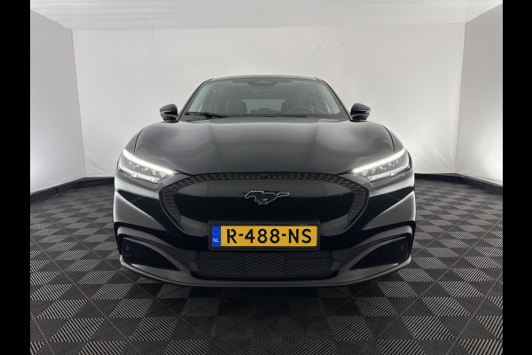 Ford Mustang Mach-E RWD 75 kWh [ 3-Fase ] {SOH-84%} (INCL.BTW) *LEATHER | FULL-LED | DAB | DIGI-COCKPIT | KEYLESS | NAVI-FULLMAP | CARPLAY | HEATED-COMFORTSEATS | TOPVIEW | ADAPTIVE-CRUISE | PRIVACY-GLASS | 18'' ALU*