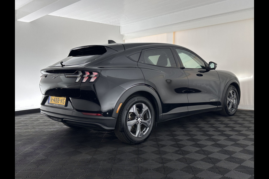 Ford Mustang Mach-E RWD 75 kWh [ 3-Fase ] {SOH-84%} (INCL.BTW) *LEATHER | FULL-LED | DAB | DIGI-COCKPIT | KEYLESS | NAVI-FULLMAP | CARPLAY | HEATED-COMFORTSEATS | TOPVIEW | ADAPTIVE-CRUISE | PRIVACY-GLASS | 18'' ALU*