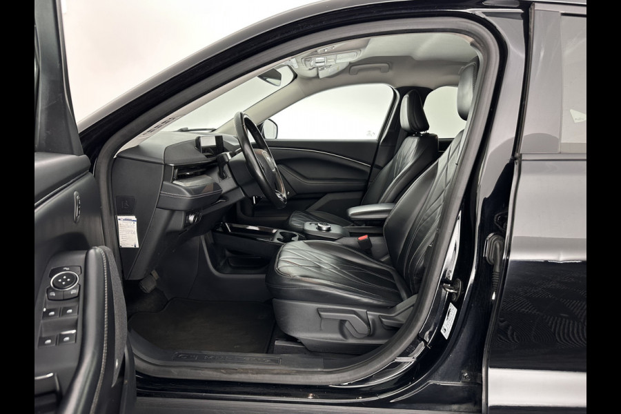 Ford Mustang Mach-E RWD 75 kWh [ 3-Fase ] {SOH-84%} (INCL.BTW) *LEATHER | FULL-LED | DAB | DIGI-COCKPIT | KEYLESS | NAVI-FULLMAP | CARPLAY | HEATED-COMFORTSEATS | TOPVIEW | ADAPTIVE-CRUISE | PRIVACY-GLASS | 18'' ALU*