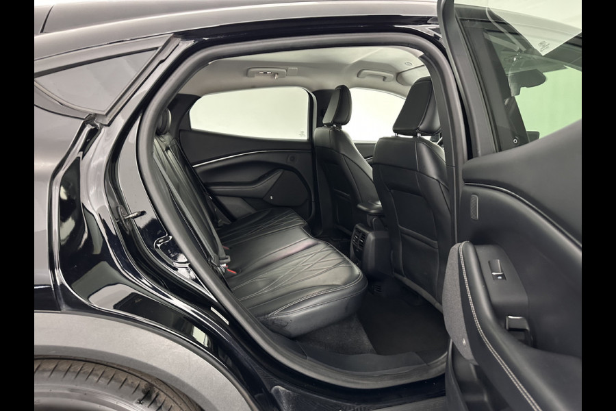 Ford Mustang Mach-E RWD 75 kWh [ 3-Fase ] {SOH-84%} (INCL.BTW) *LEATHER | FULL-LED | DAB | DIGI-COCKPIT | KEYLESS | NAVI-FULLMAP | CARPLAY | HEATED-COMFORTSEATS | TOPVIEW | ADAPTIVE-CRUISE | PRIVACY-GLASS | 18'' ALU*