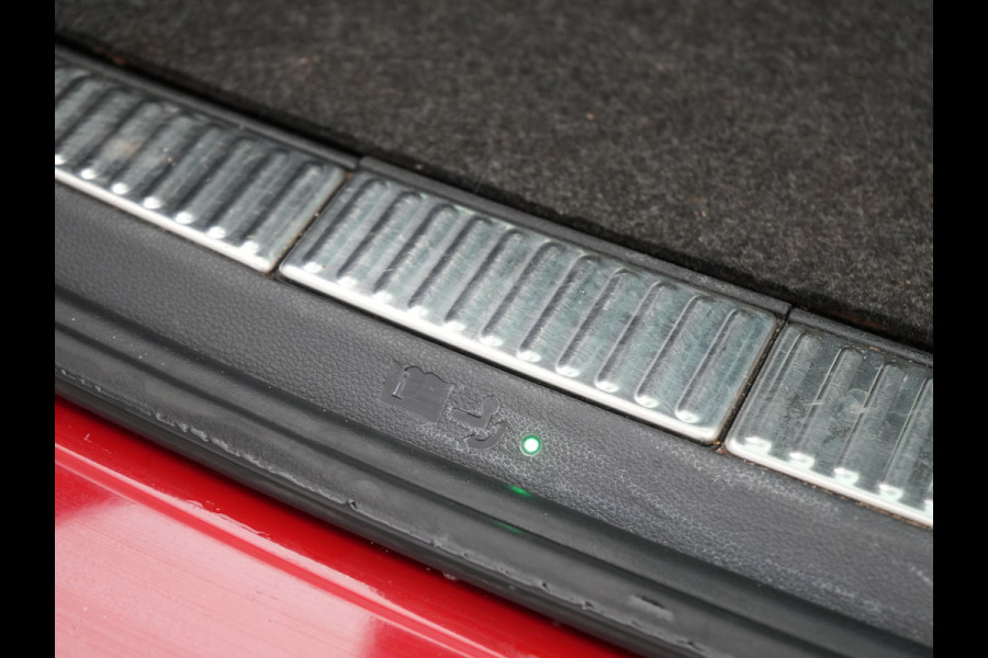 Škoda Superb Combi 1.4 TSI iV Business Edition PHEV 218pk Dealer O.H. | Trekhaak Af Fabriek | Adaptive Cruise | 360 Camera | Canton Audio | Lederen Sportstoelen Massage & Ventilatie & Memory | Sfeerverlichting | Stoelen & Stuur Verwarmd | Keyless | Plug In Hybrid