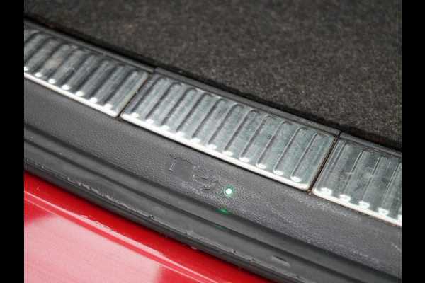 Škoda Superb Combi 1.4 TSI iV Business Edition PHEV 218pk Dealer O.H. | Trekhaak Af Fabriek | Adaptive Cruise | 360 Camera | Canton Audio | Lederen Sportstoelen Massage & Ventilatie & Memory | Sfeerverlichting | Stoelen & Stuur Verwarmd | Keyless | Plug In Hybrid