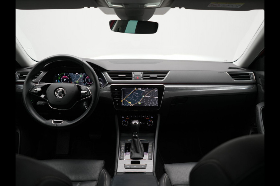 Škoda Superb Combi 1.4 TSI iV Business Edition PHEV 218pk Dealer O.H. | Trekhaak Af Fabriek | Adaptive Cruise | 360 Camera | Canton Audio | Lederen Sportstoelen Massage & Ventilatie & Memory | Sfeerverlichting | Stoelen & Stuur Verwarmd | Keyless | Plug In Hybrid
