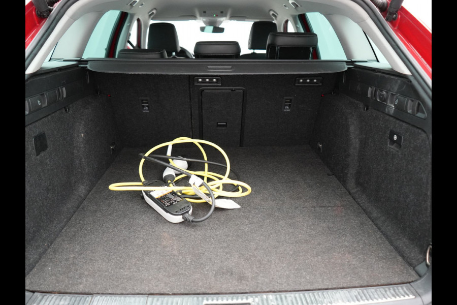 Škoda Superb Combi 1.4 TSI iV Business Edition PHEV 218pk Dealer O.H. | Trekhaak Af Fabriek | Adaptive Cruise | 360 Camera | Canton Audio | Lederen Sportstoelen Massage & Ventilatie & Memory | Sfeerverlichting | Stoelen & Stuur Verwarmd | Keyless | Plug In Hybrid