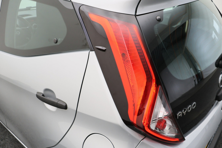 Toyota Aygo 1.0 VVT-i x-fun 5-Deurs, Airco, Bluetooth, Elektrische Ramen, Xenon, Radio, USB