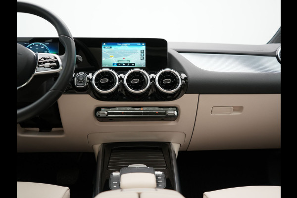 Mercedes-Benz B-Klasse 250 e Progressive PHEV 218pk Dealer O.H. | Trekhaak Af Fabriek | Panodak | Camera | Lederen Sportstoelen Memory & Verwarmd | Apple Carplay | Keyless | Cruise Control | Navigatie | DAB | Plug In Hybrid