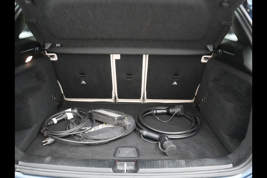 Mercedes-Benz B-Klasse 250 e Progressive PHEV 218pk Dealer O.H. | Trekhaak Af Fabriek | Panodak | Camera | Lederen Sportstoelen Memory & Verwarmd | Apple Carplay | Keyless | Cruise Control | Navigatie | DAB | Plug In Hybrid