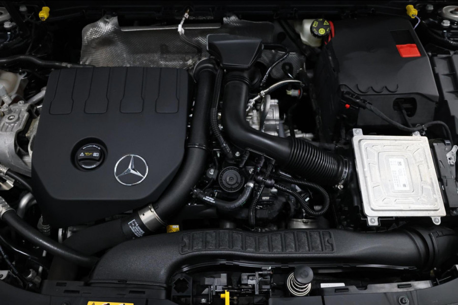 Mercedes-Benz A-Klasse 200 AMG Line LED/SFEER/HALF LEER+S.VERWARMING/CAM/LINE/ACC/ECC/12 MDN GARANTIE!