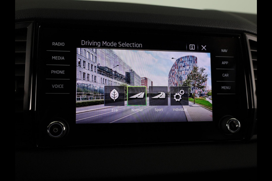 Škoda Karoq 1.5 TSI ACT Sportline Business 150pk | Wegklapbare trekhaak | Navigatie via APP | Verlengde garantie | Verwambare stoelen voor en achter