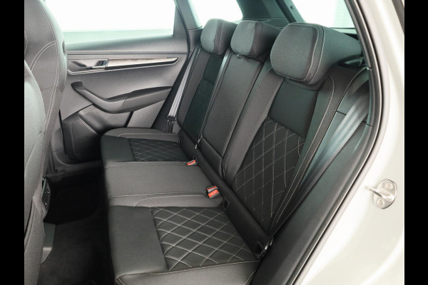 Škoda Karoq 1.5 TSI ACT Sportline Business 150pk | Wegklapbare trekhaak | Navigatie via APP | Verlengde garantie | Verwambare stoelen voor en achter