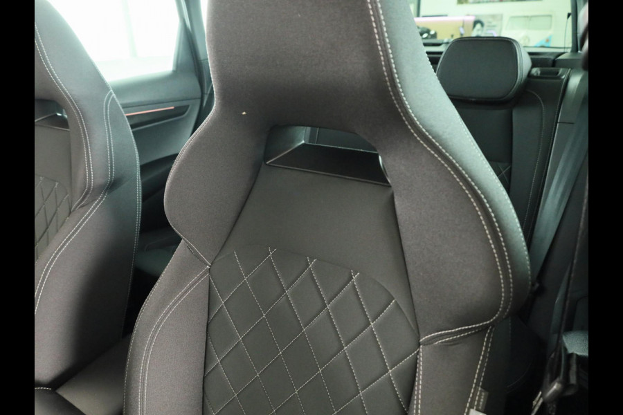 Škoda Karoq 1.5 TSI ACT Sportline Business 150pk | Wegklapbare trekhaak | Navigatie via APP | Verlengde garantie | Verwambare stoelen voor en achter