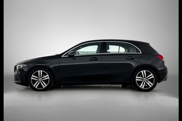 Mercedes-Benz A-Klasse 160 Business Solution Luxury Ledkoplampen | MBUX augmented reality voor navigatie | Sfeerverlichting | Stoelverwarming voor | Achteruitrijcamera. Inclusief 24 maanden Mercedes-Benz Certified garantie voor Europa.