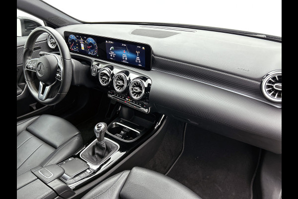 Mercedes-Benz A-Klasse 160 Business Solution Luxury Ledkoplampen | MBUX augmented reality voor navigatie | Sfeerverlichting | Stoelverwarming voor | Achteruitrijcamera. Inclusief 24 maanden Mercedes-Benz Certified garantie voor Europa.