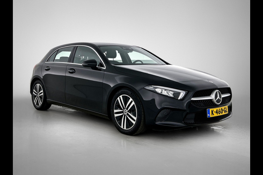 Mercedes-Benz A-Klasse 160 Business Solution Luxury Ledkoplampen | MBUX augmented reality voor navigatie | Sfeerverlichting | Stoelverwarming voor | Achteruitrijcamera. Inclusief 24 maanden Mercedes-Benz Certified garantie voor Europa.