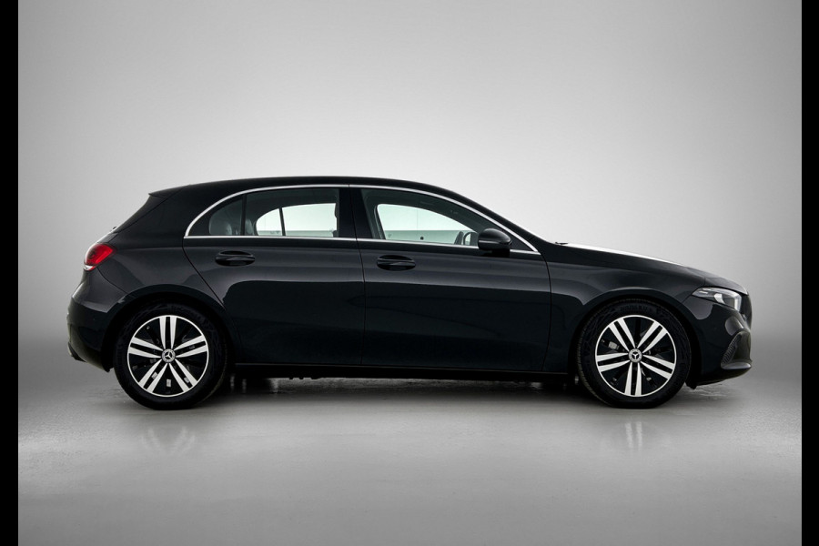 Mercedes-Benz A-Klasse 160 Business Solution Luxury Ledkoplampen | MBUX augmented reality voor navigatie | Sfeerverlichting | Stoelverwarming voor | Achteruitrijcamera. Inclusief 24 maanden Mercedes-Benz Certified garantie voor Europa.