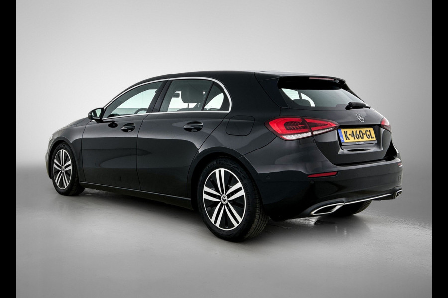 Mercedes-Benz A-Klasse 160 Business Solution Luxury Ledkoplampen | MBUX augmented reality voor navigatie | Sfeerverlichting | Stoelverwarming voor | Achteruitrijcamera. Inclusief 24 maanden Mercedes-Benz Certified garantie voor Europa.