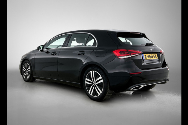 Mercedes-Benz A-Klasse 160 Business Solution Luxury Ledkoplampen | MBUX augmented reality voor navigatie | Sfeerverlichting | Stoelverwarming voor | Achteruitrijcamera. Inclusief 24 maanden Mercedes-Benz Certified garantie voor Europa.