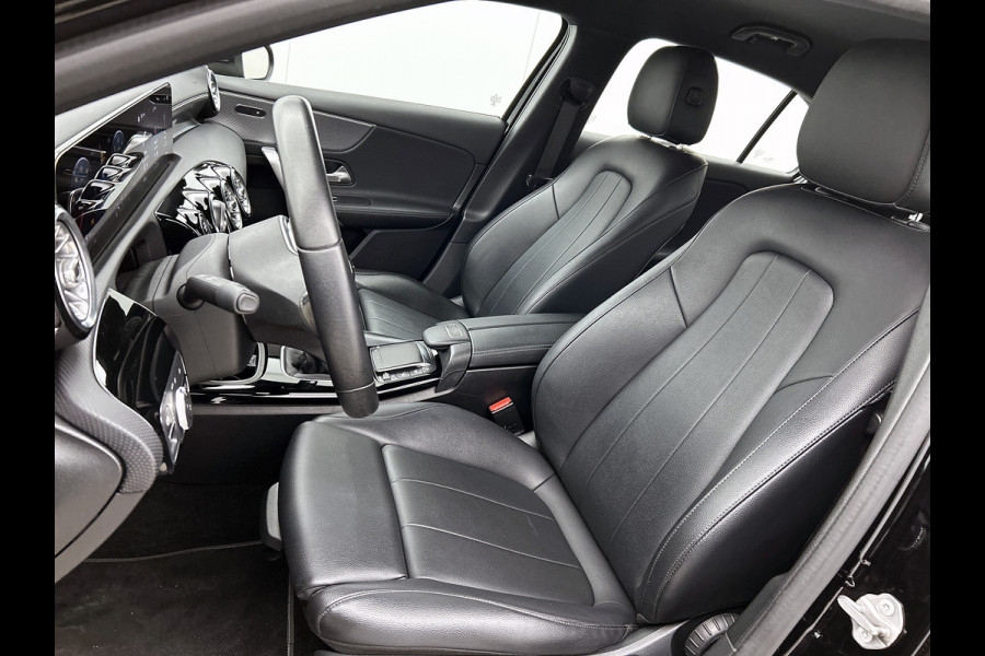 Mercedes-Benz A-Klasse 160 Business Solution Luxury Ledkoplampen | MBUX augmented reality voor navigatie | Sfeerverlichting | Stoelverwarming voor | Achteruitrijcamera. Inclusief 24 maanden Mercedes-Benz Certified garantie voor Europa.