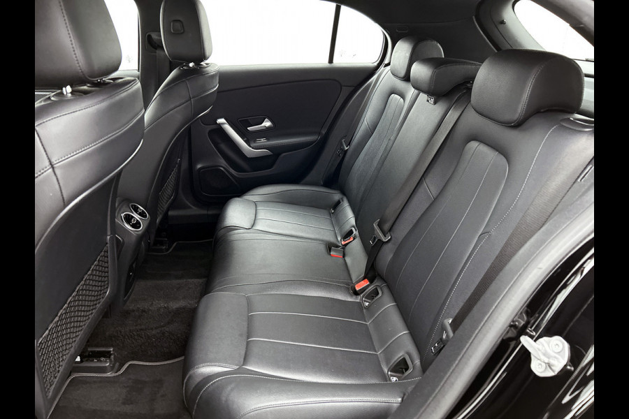 Mercedes-Benz A-Klasse 160 Business Solution Luxury Ledkoplampen | MBUX augmented reality voor navigatie | Sfeerverlichting | Stoelverwarming voor | Achteruitrijcamera. Inclusief 24 maanden Mercedes-Benz Certified garantie voor Europa.